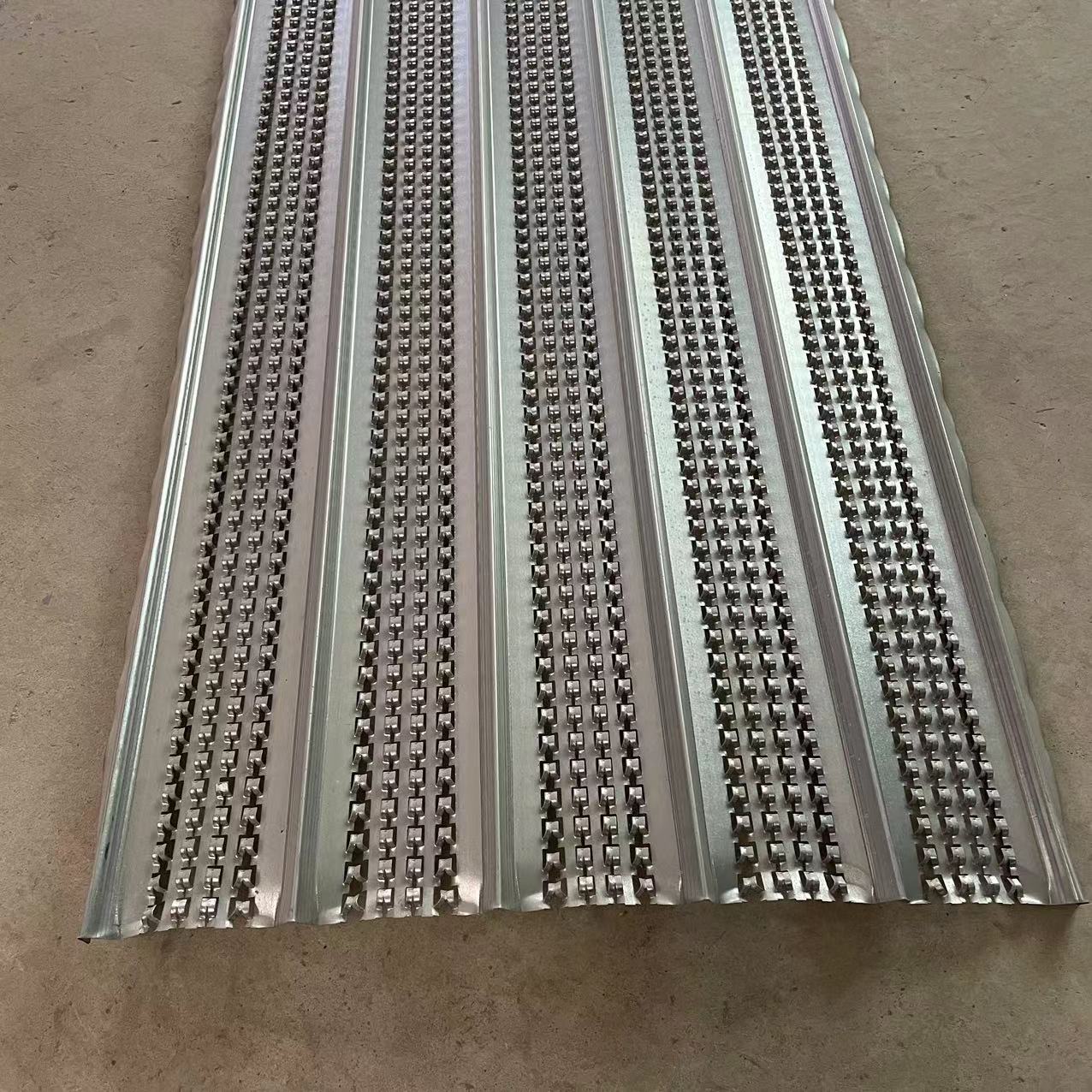 Closing net, no-disassembly formwork net, metal slat construction site post-pouring with slurry retaining net
